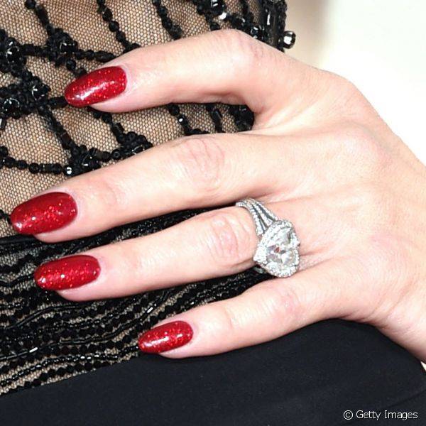 Gwen Stefani completou seu look preto com um esmalte vermelho misturado com glitter